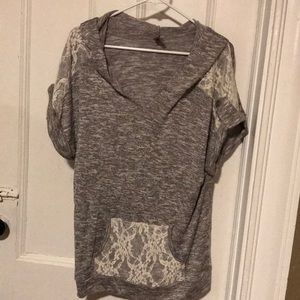 Hooded sweater with lace decoration